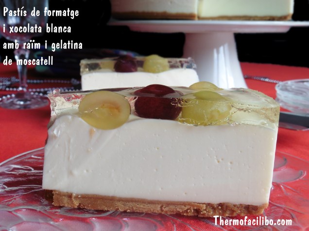 Pastís de formatge i xocolata blanca amb raïm i gelatina de moscatell
