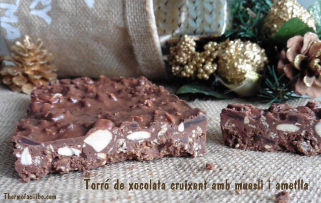 Torró de xocolata cruixent amb muesli i ametlles