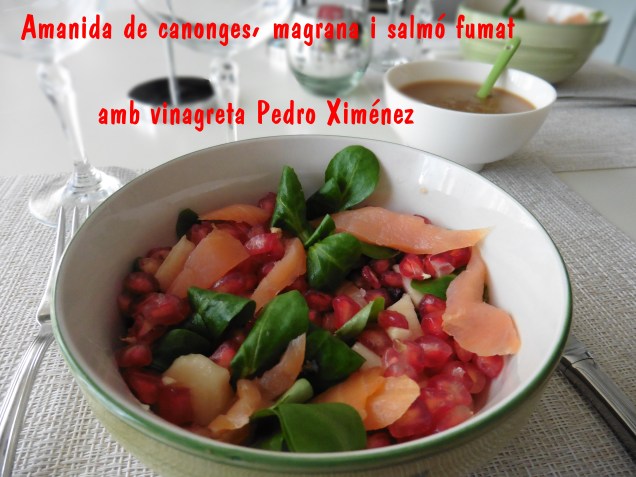 Amanida de canonges, magrana i salmó fumat