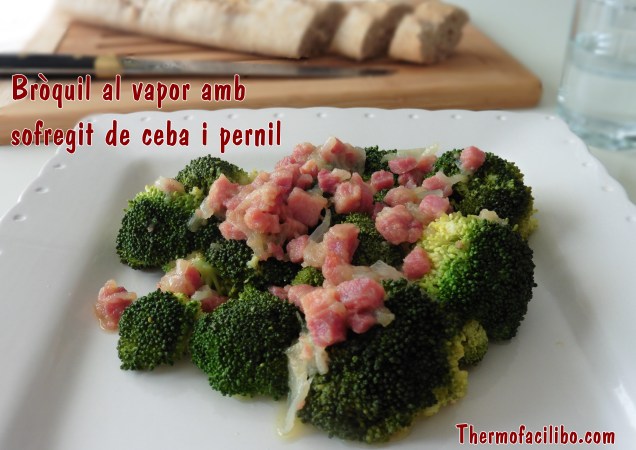 Bròquil al vapor amb sofregit de ceba i pernil.