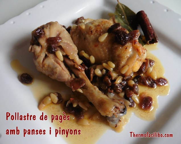 Pollastre de pagès amb panses i pinyons