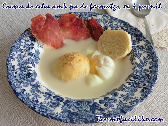 Crema de ceba amb pa de formatge, ou i pernil.2