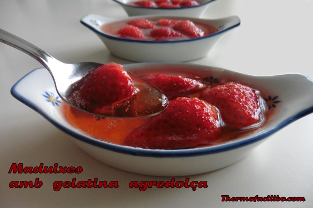 Maduixes amb gelatina agredolça.1