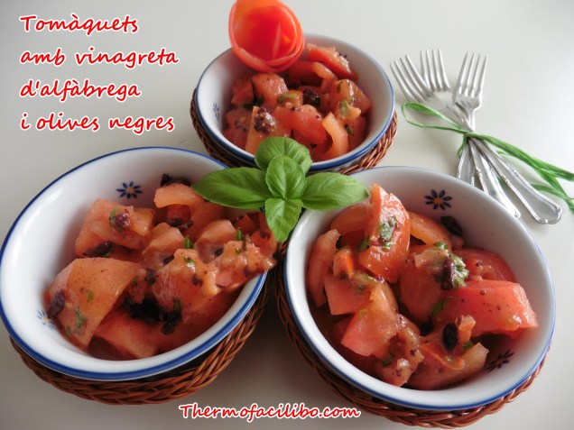 Tomàquets amb vinagreta d'alfabrega i olives negres