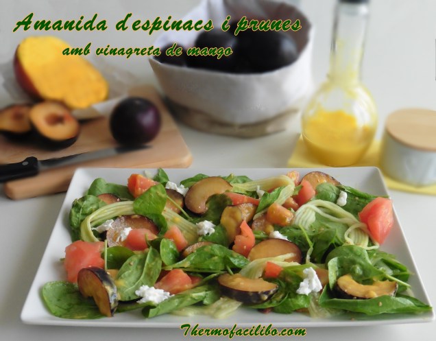 Amanida d'espinacs i prunes amb vinagreta de mango
