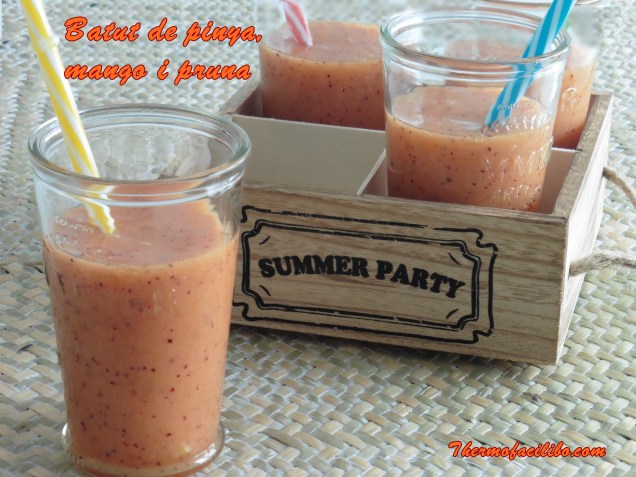 Batut de pìnya, mango i pruna