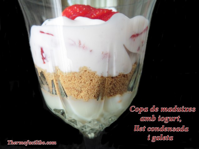 Copa de maduixes amb iogurt, llet condensada i galetes 1