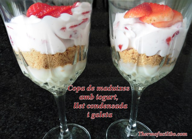 Copa de maduixes amb iogurt, llet condensada i galetes.2