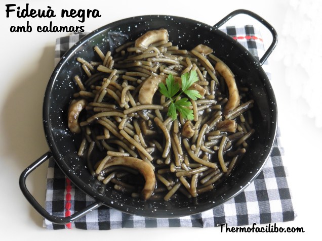 Fideuà negra amb calamars.2
