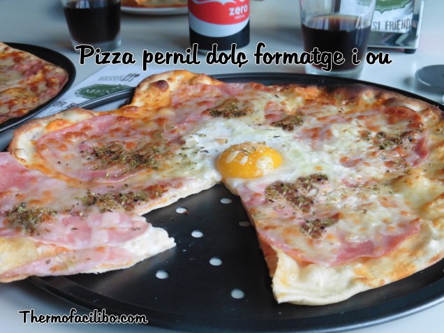 Pizza pernil dolç formatge i ou.1