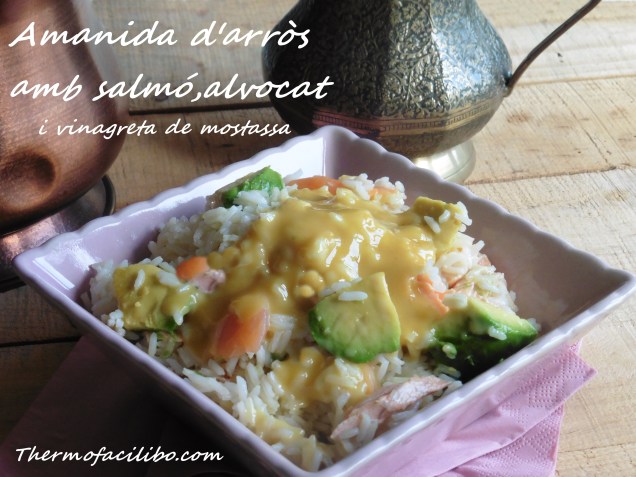 Amanida d'arròs amb salmo, alvocat i vinagreta de mostassa..