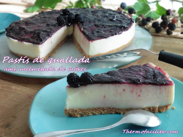 pastis-de-quallada-amb-melmelada-de-mores