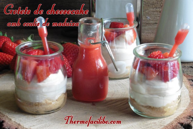 gotets-de-chessecake-amb-coulis-de-maduixa