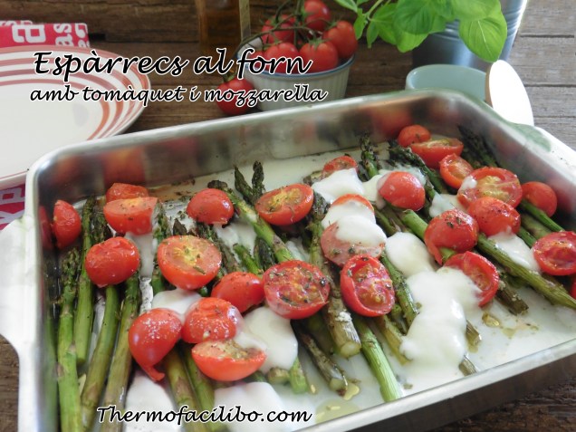 Espàrrecs al forn amb tomàquet i mozzarella