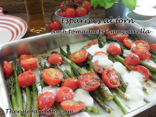 Espàrrecs al forn amb tomàquet i mozzarella..