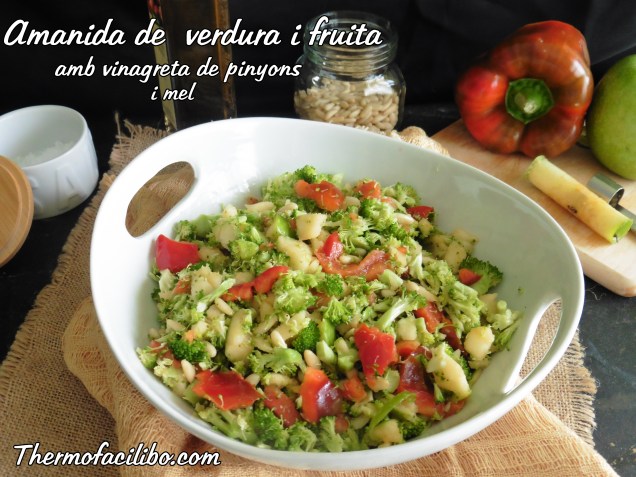 Amanida de verdura i fruita amb vinagreta de pinyons i mel