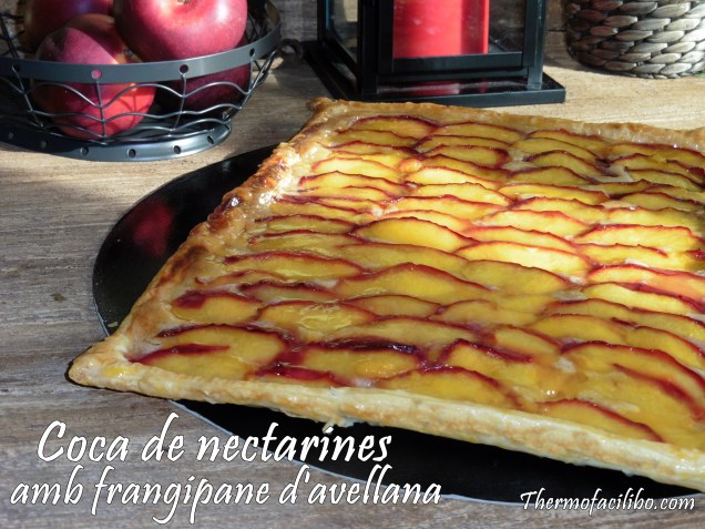 Coca de nectaries amb frangipane