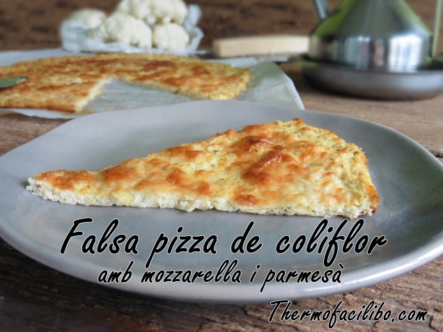 Falsa pizza de colifor amb mozzarella i parmesà