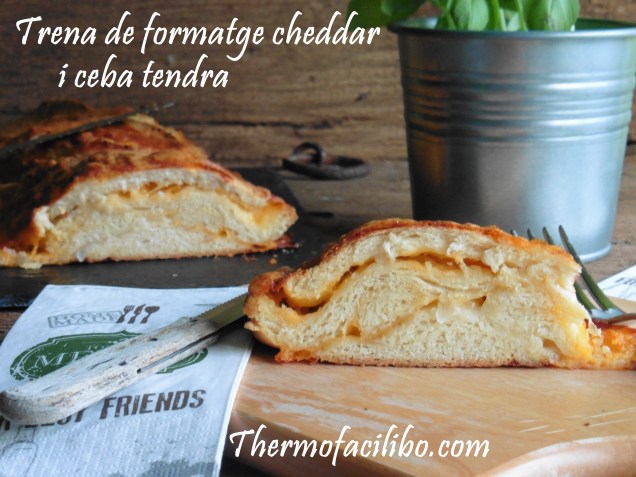 trena de formatge cheddar i ceba tendra..
