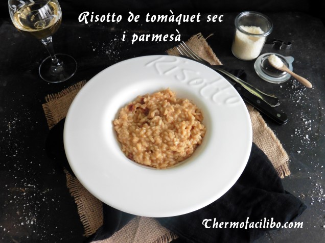 Risotto de tomàquet sec i parmesà .