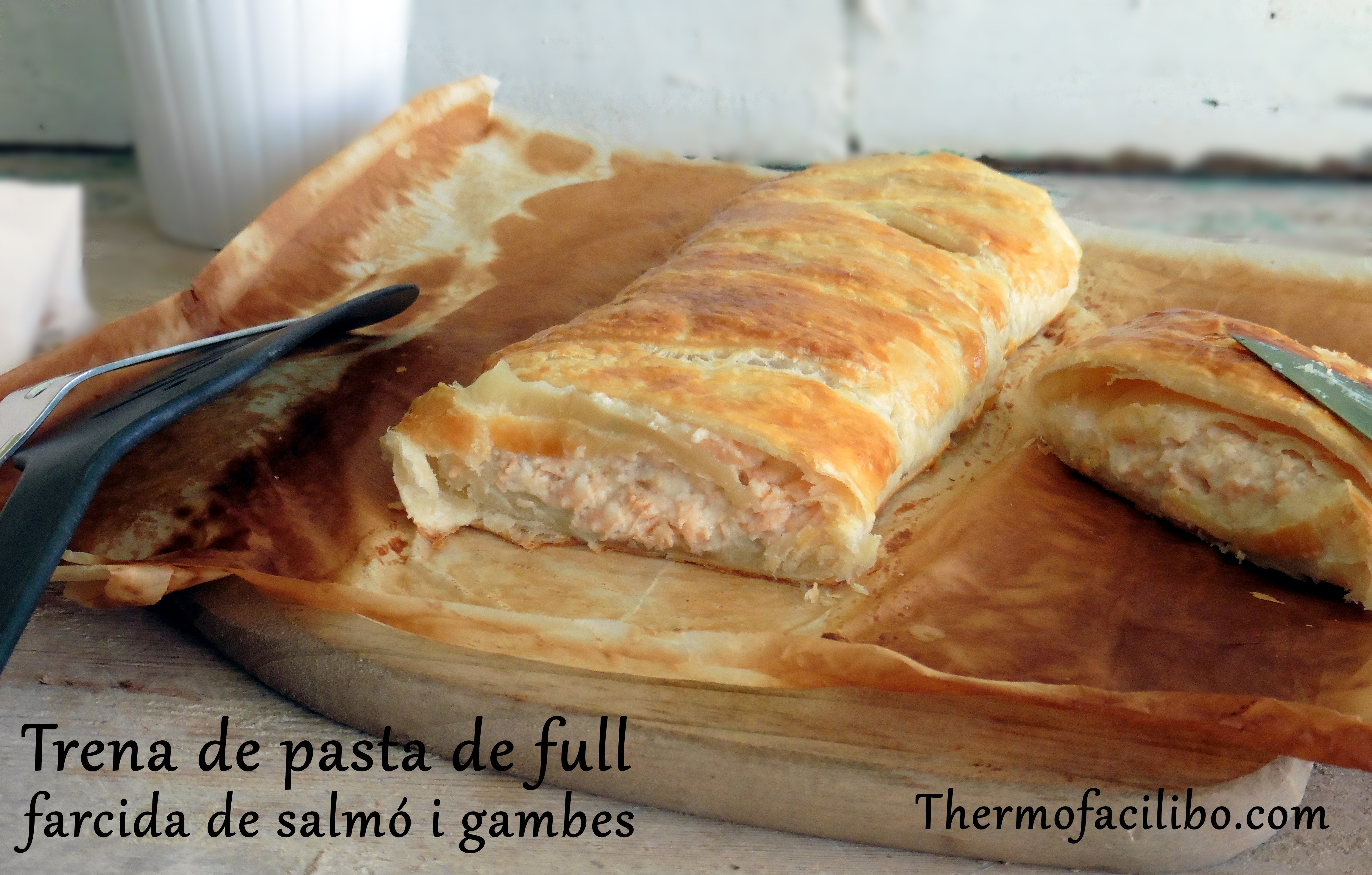 Trena de pasta de full farcida de salmó i gambes