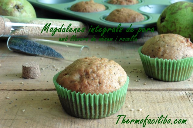 Magdalenes integrals de pera amb llavors de sèsam i rosella