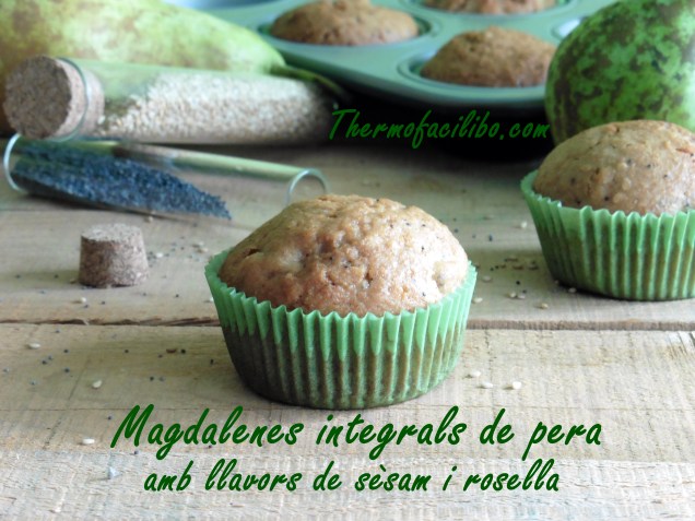 Magdalenes integrals de pera amb llavors de sèsam i rosella..