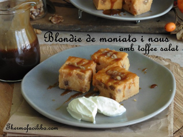 Blondie de moniato i nous amb toffee salat