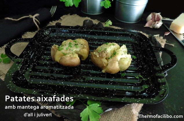 Patates aixafades amb mantega aromatitzada amb all i julivert..