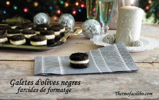 Galetes salades d'olives negres, farcides de formatge.2