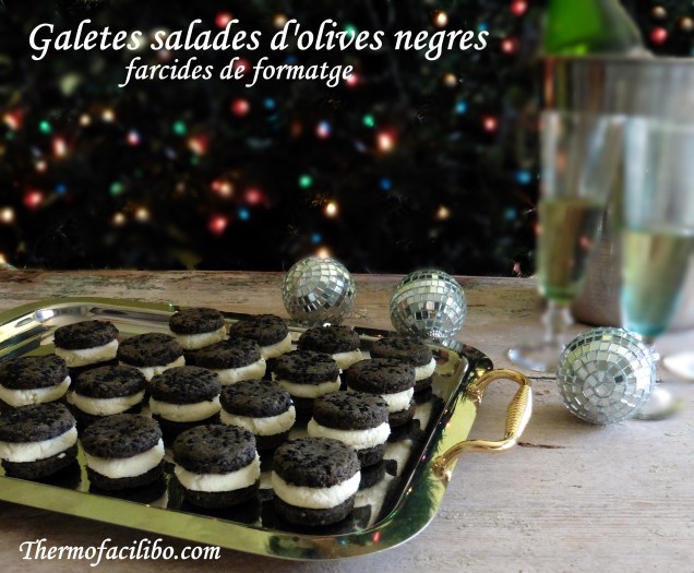 Galetes salades d'olives negres, farcides de formatge