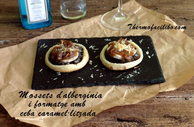 Mossets d'albergínia i formatge amb ceba caramel.litzada-