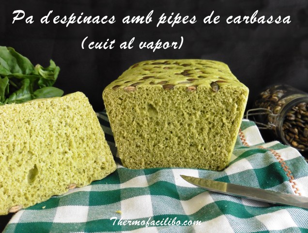 Pa d'espinacs amb pipes de carbassa cuit al vapor