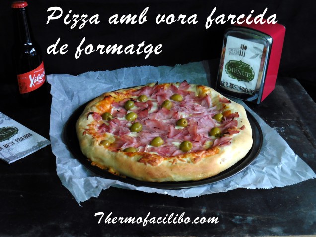 Pizza amb vora farcida de formatge