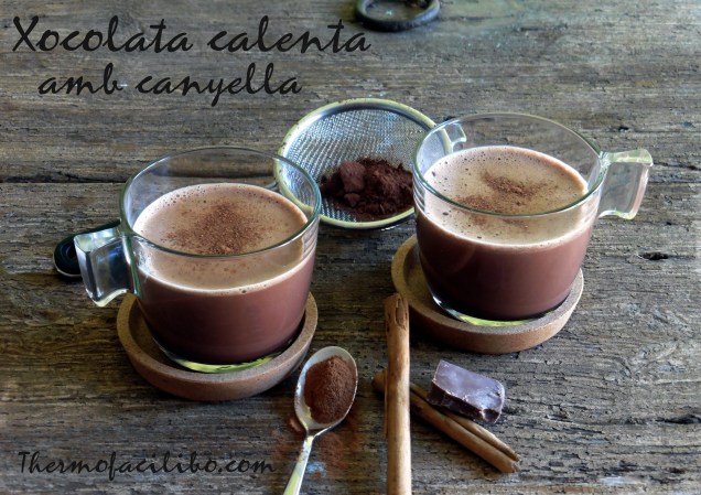 Xocolata calenta amb canyella.-