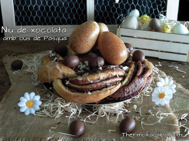 Niu de xocolata amb ous de Pasqua.-