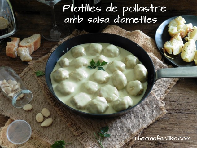 Pilotilles de pollastre amb salsa d'ametlles