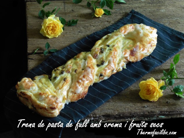 Trena de pasta de full amb crema i fruits secs.-