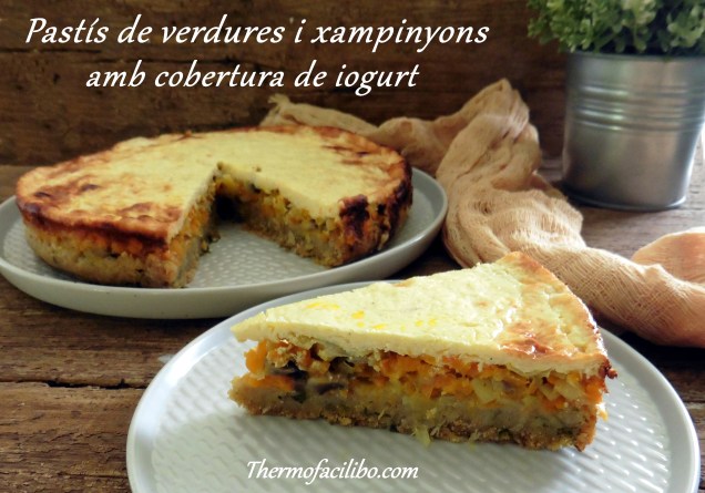 Pastís de verdures i xampinyons amb cobertura de iogurt