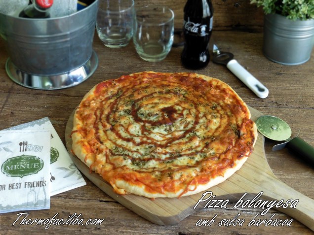 Pizza bolonyesa amb salsa barbacoa