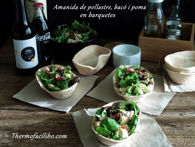 Amanida de pollastre, bacó i poma en barquetes