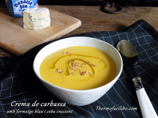 crema de carbassa amb formatge blau i ceba cruixent