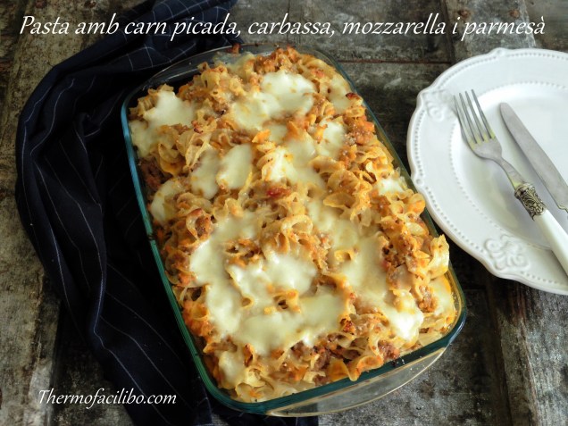pasta amb carn picada, carbassa, mozzarella i parmesà