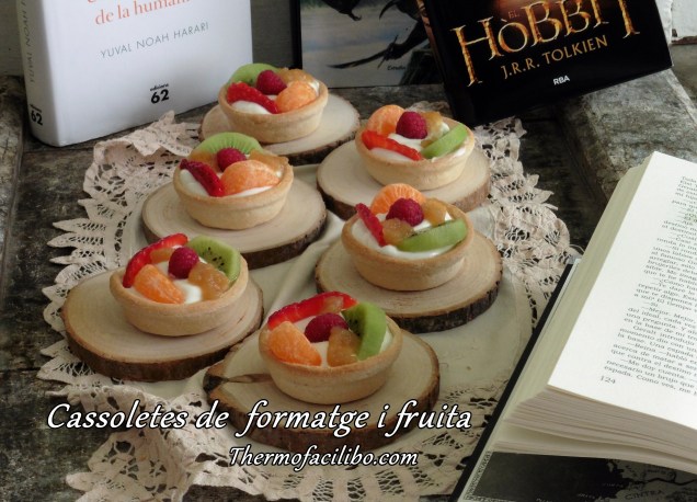 Cassoletes de formatge i fruita