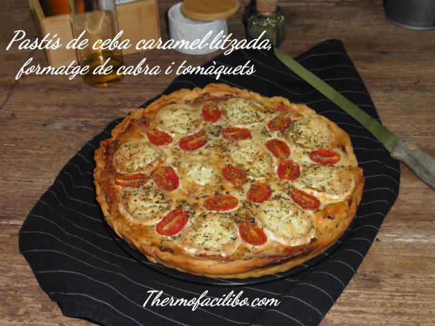 Pastís de ceba caramel·litzada, formatge de cabra i tomàquets.+
