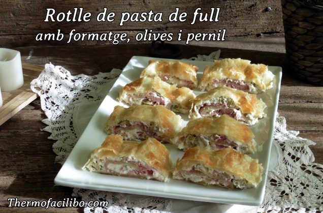 Rotlle de pasta de full amb formatge, olives i pernil
